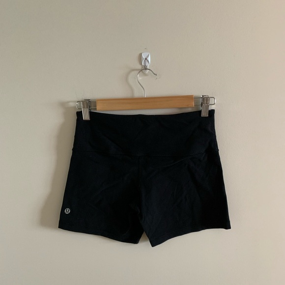 lululemon groove shorts reversible black/multi colour quilted pattern size 6